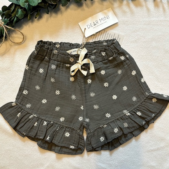 NWT Dear Mini Daisy Ruffle Shorts size 12-18M - Picture 2 of 13